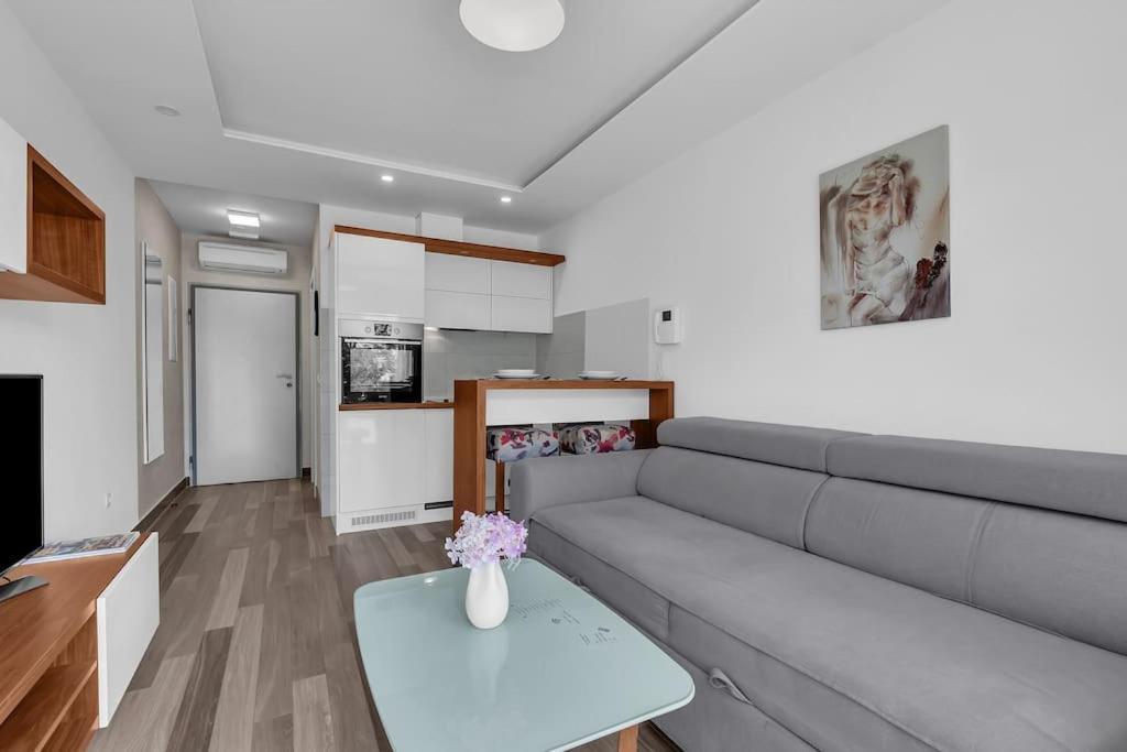 Brotis - Studioapartment - Makarska Exklusiv โพรไมนา ภายนอก รูปภาพ